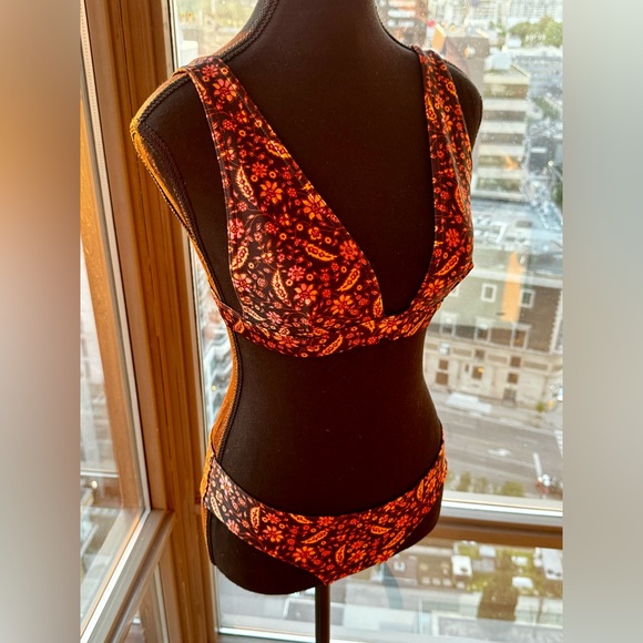 🆕 ZIMMERMANN 🧿 NWT Juniper Scarf High Triangle Bikini - Midnight Paisley - Picture 12 of 15